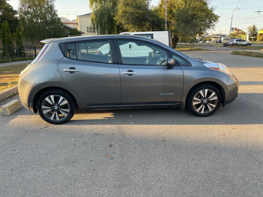 Продам авто Nissan Leaf 2014 повний фарш