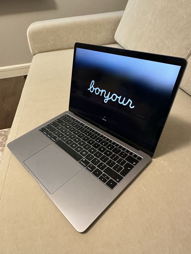 Macbook Air 13 / 1.6GHz i5 / 8gb RAM / 128gb SSD /