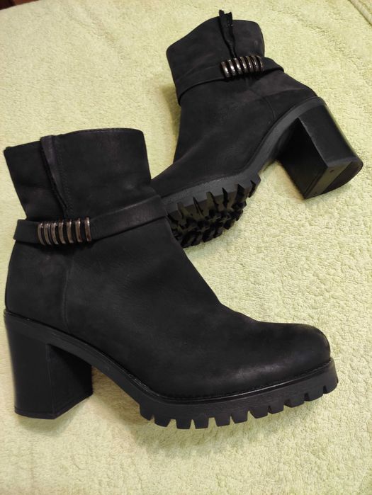 Ботинки шкіряні жіночі на широкому каблуці тракторна підошва р.41/27см