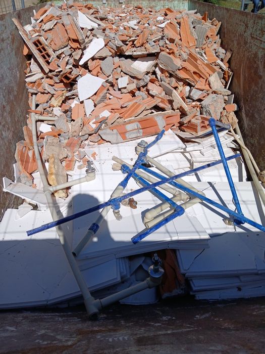 Faço demolições e limpo tudo tipo de entulho