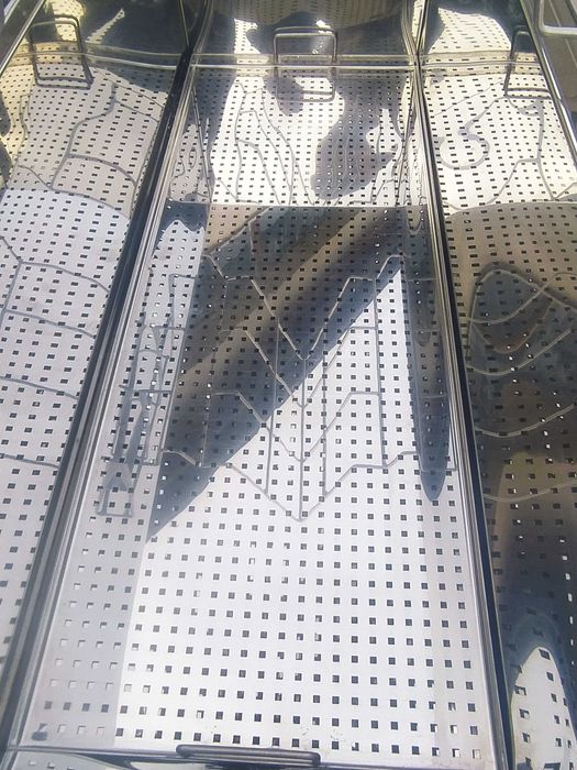 Stół dwustanowiskowy do odsklepiania ramek 1m sito pokrywa nierdzewny