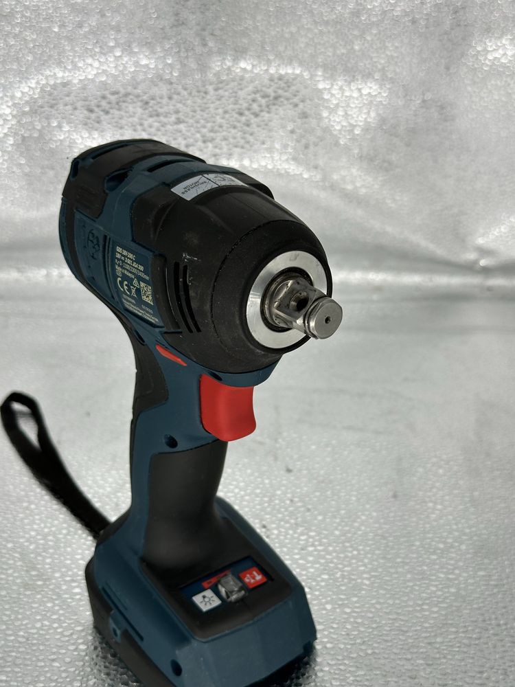 Акумуляторний ударний гайкокрут Bosch GDS 18V-200 C Professional