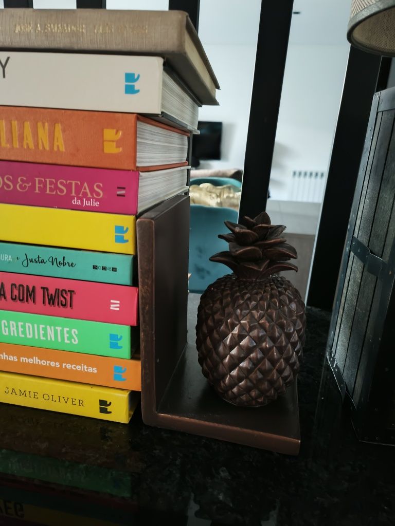 Serra livros ananás