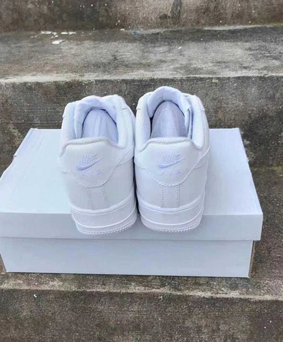 Białe buty Nike w rozmiarze 39, dostarczane w pudełku