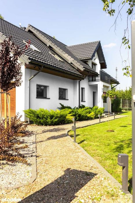 Nowoczesny dom z ogrodem w spokojnej okolicy