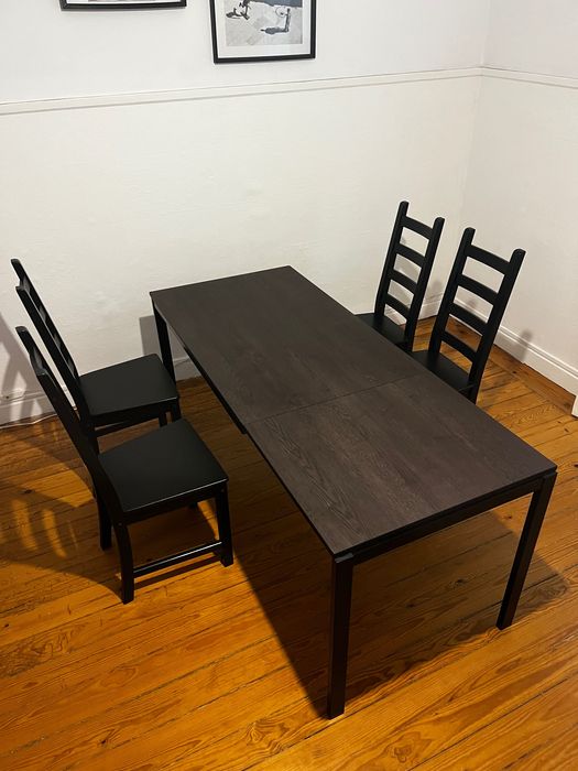 Conjunto de mesa e cadeiras
