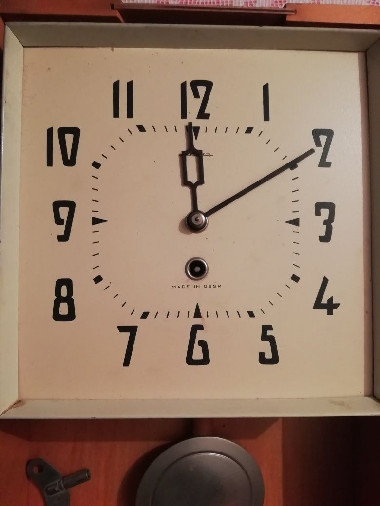 Годинник часы часи маятніковий механіка рарітет заводний ключем 1973г