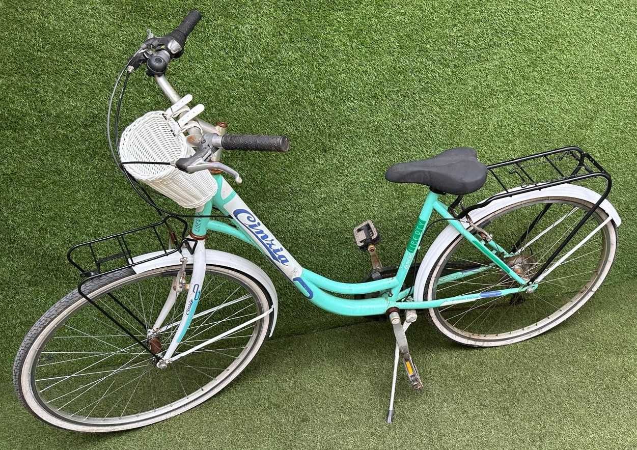 Bicicleta antiga de turismo para restauro