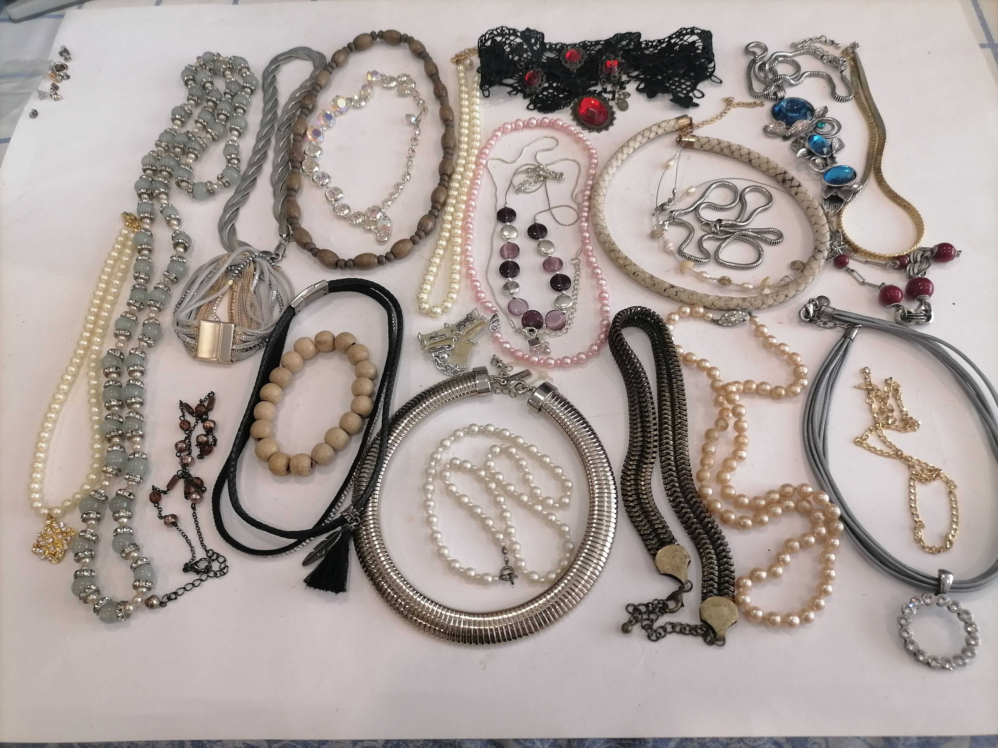 Lote de Bijuteria -25 artigos-Colares, Pulseiras em diversos materiais