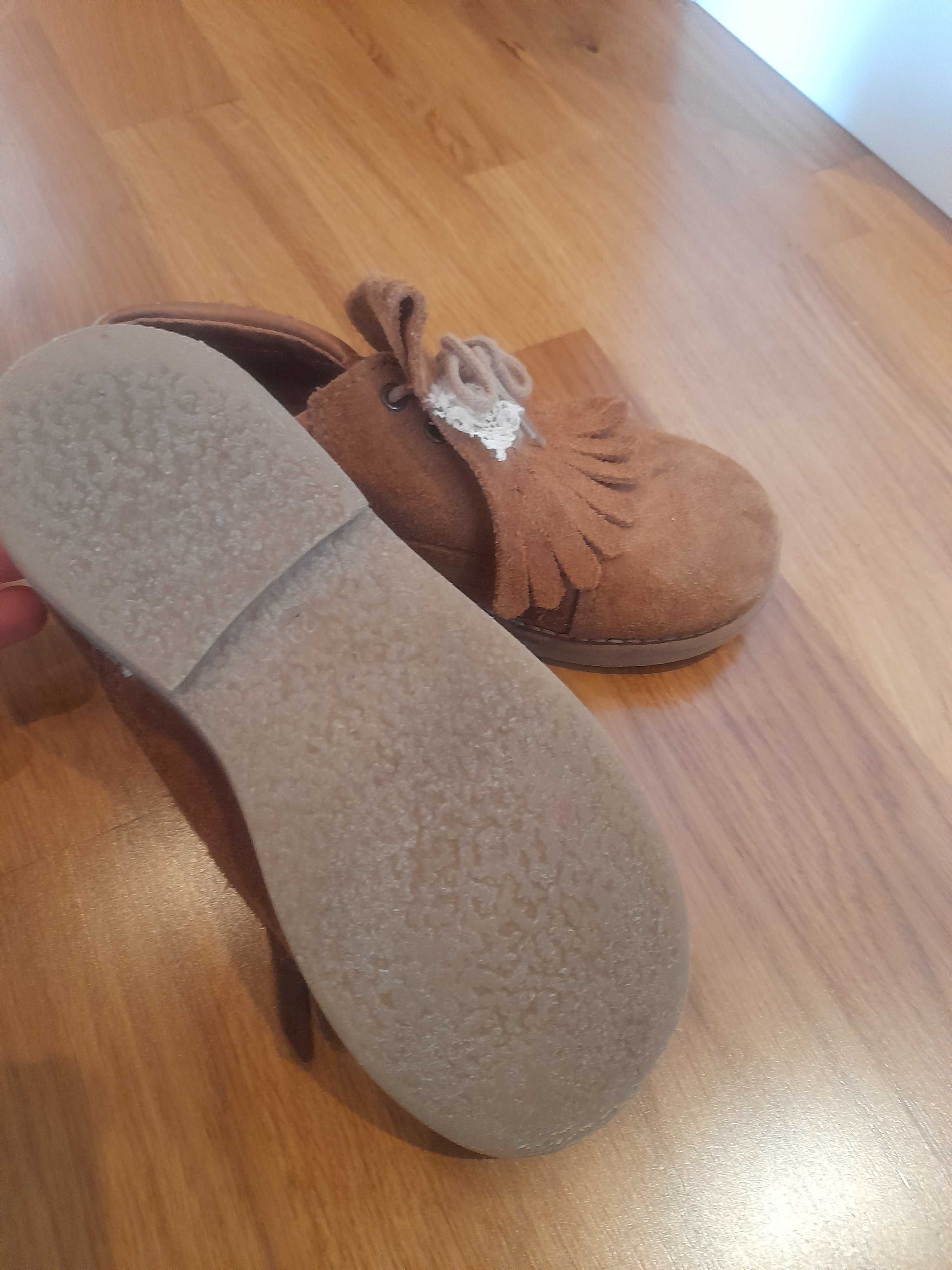 Botas impermeáveis e carneiras de menina  29