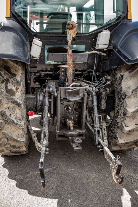 Ciągnik rolniczy Valtra N82 (2009) + ładowacz czołowy z łyżką