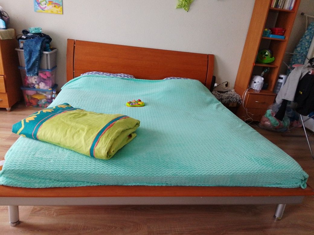 Sprzedam używane łóżko z materacem