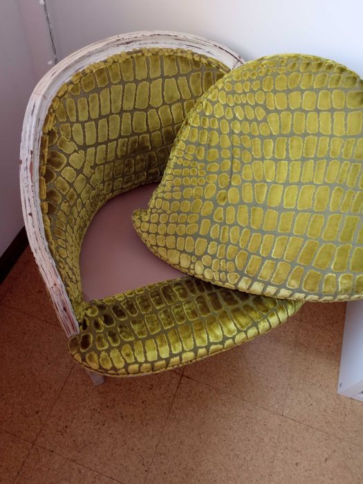 Cadeira "senhorinha", antiga e restaurada forrada a tecido verde.