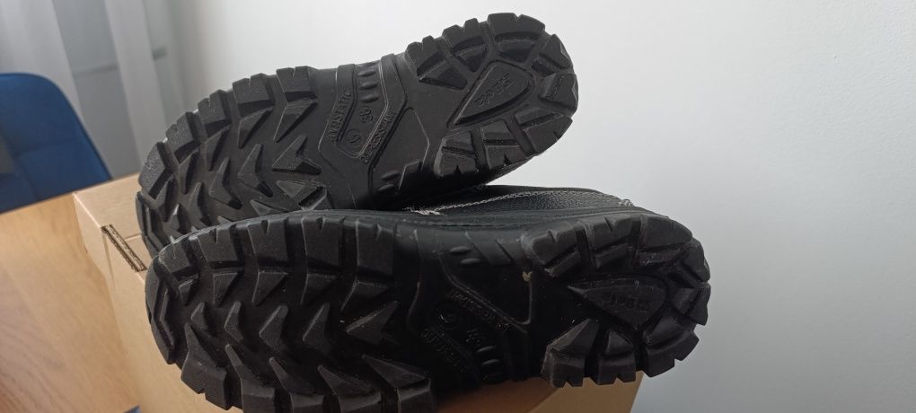 Buty robocze twardy przód w rozmiarze 38