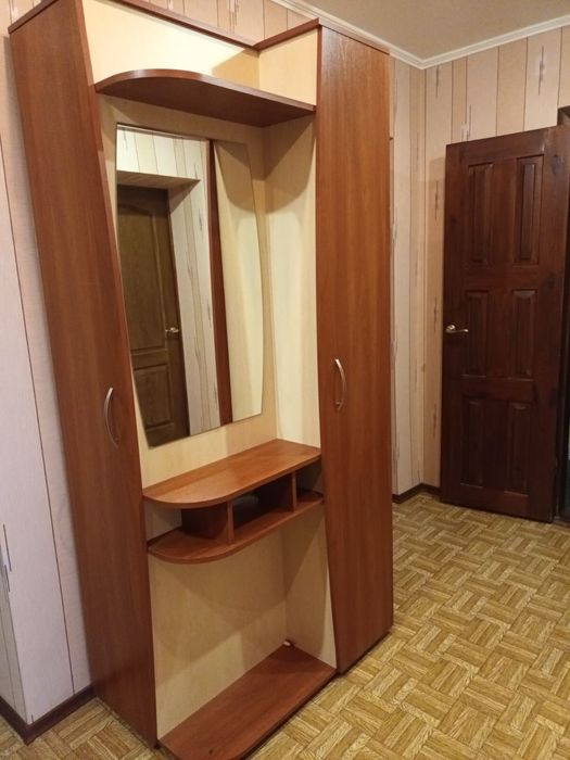 Шафа у вітальню із дзеркалом