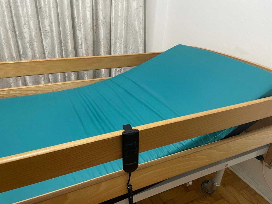 Cama elétrica articulada com guardas laterais