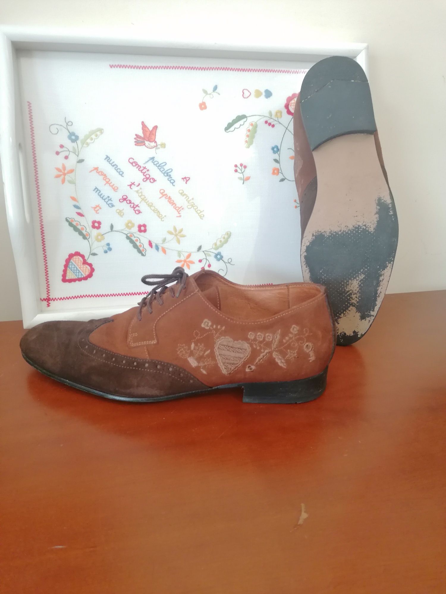 Sapatos de homem com bordado dos lenços dos namorados