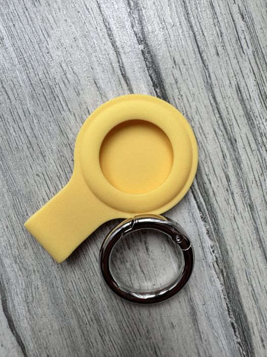 Żółte etui do Airtak brelok