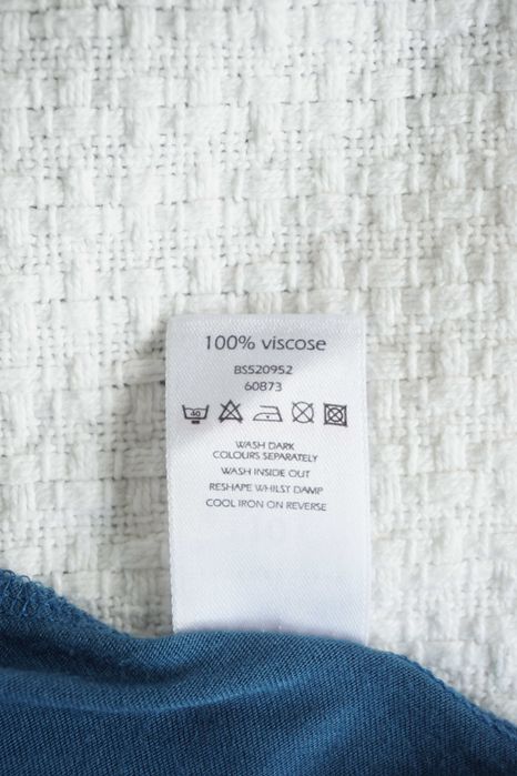 Dopasowana spódnica letnia midi wiskoza do kolana niebieska