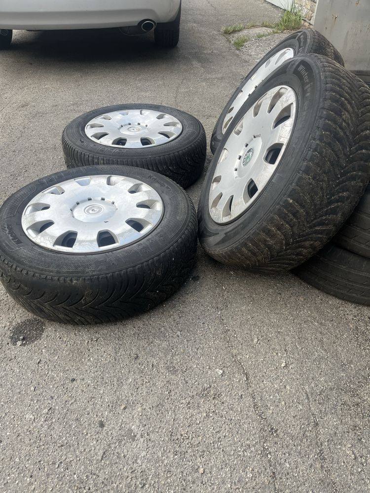 Продам гуму на залізних дисках з ковпаками.