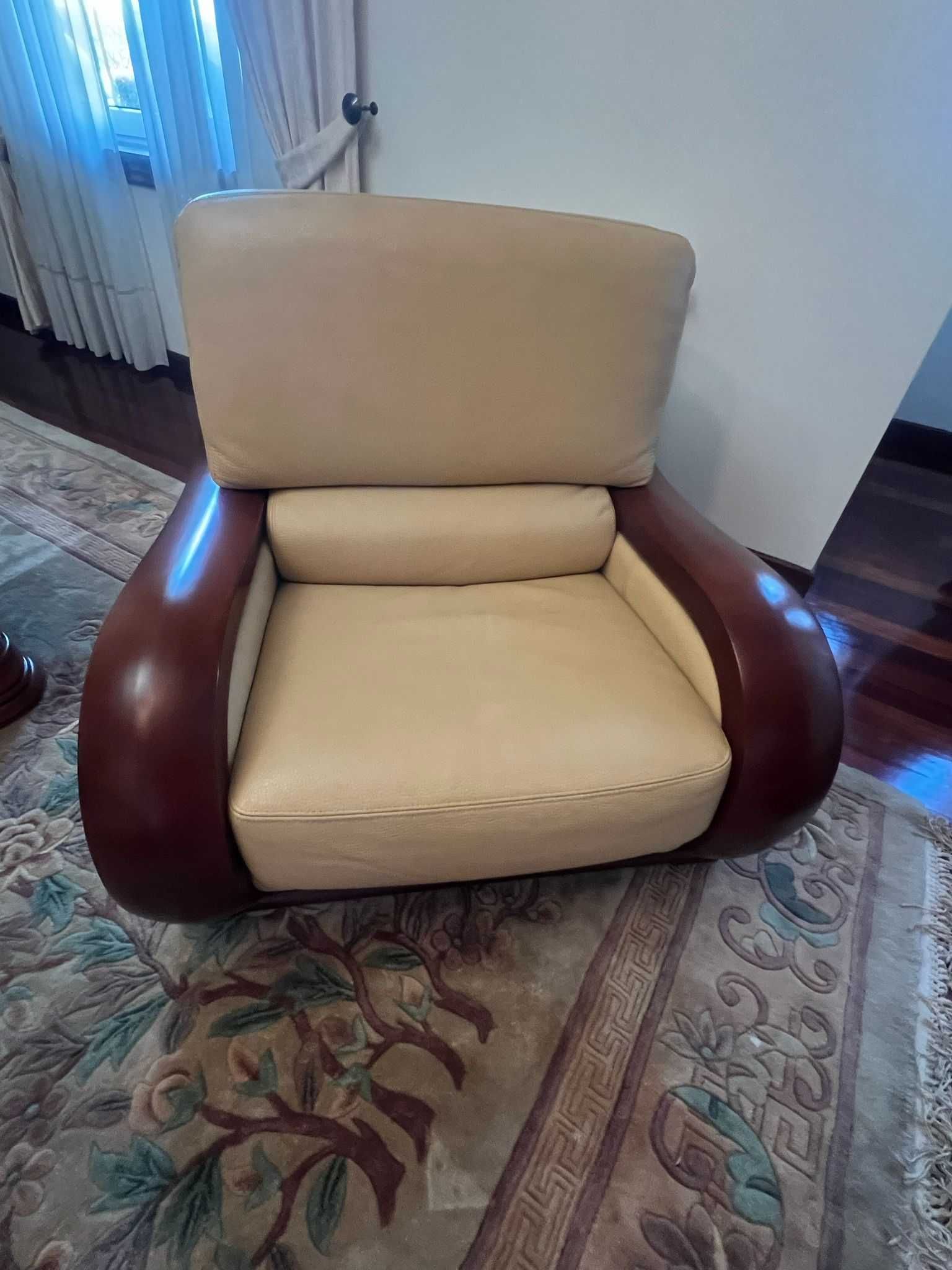 Sofa e poltronas 100% pele natural e madeira