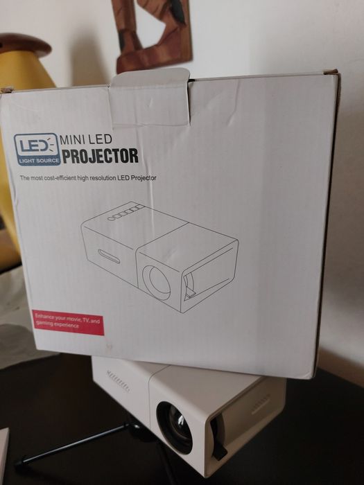 Mini projector, ainda na embalagem original,  praticamente novo,