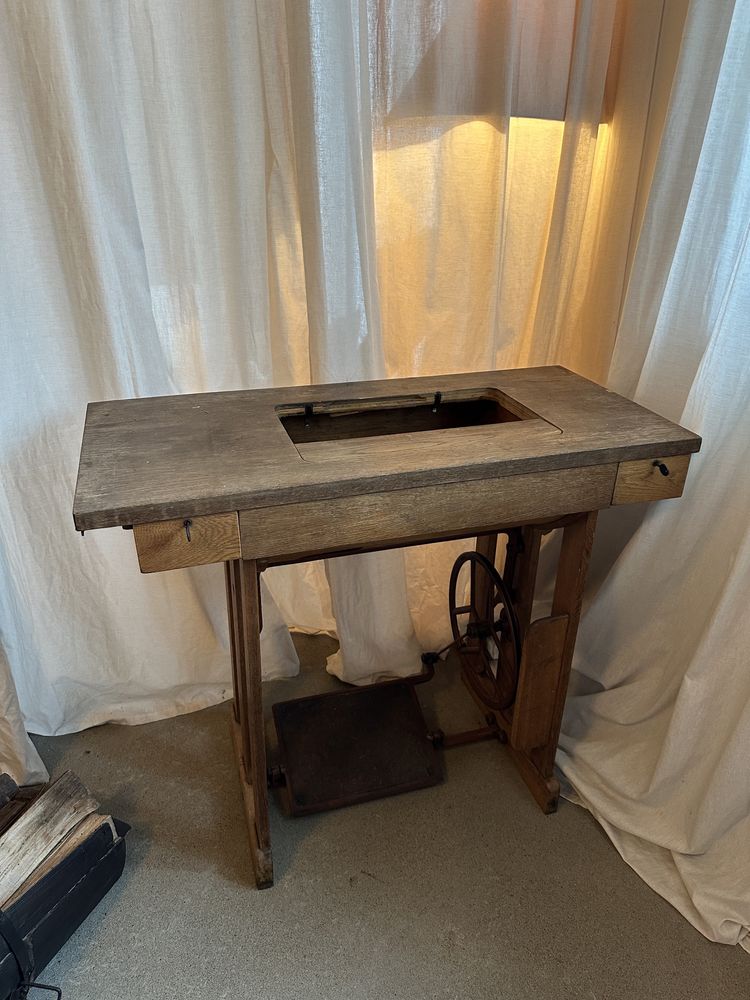 PILNIE Drewniane biurko, stół, konsola, maszyna do szycia