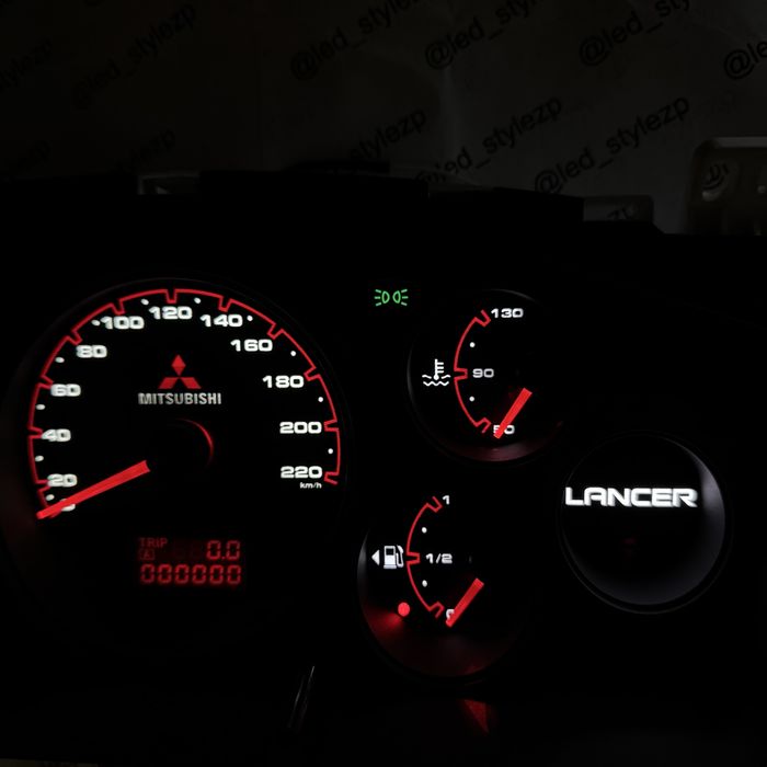 Тюнингованая панель приборов mitsubishi lancer IX 9
