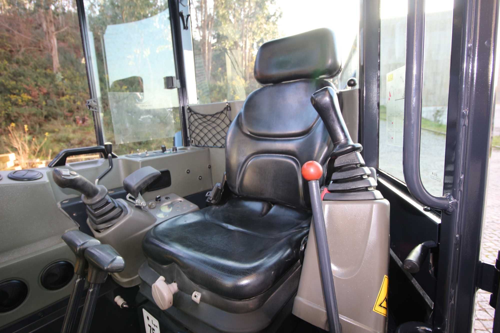 Minigiratória Máquina  rastos Yanmar VIO 50   (como nova )