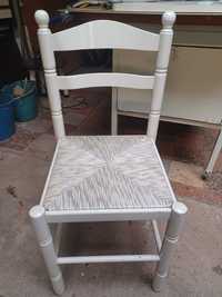 Cadeiras brancas de palhinha