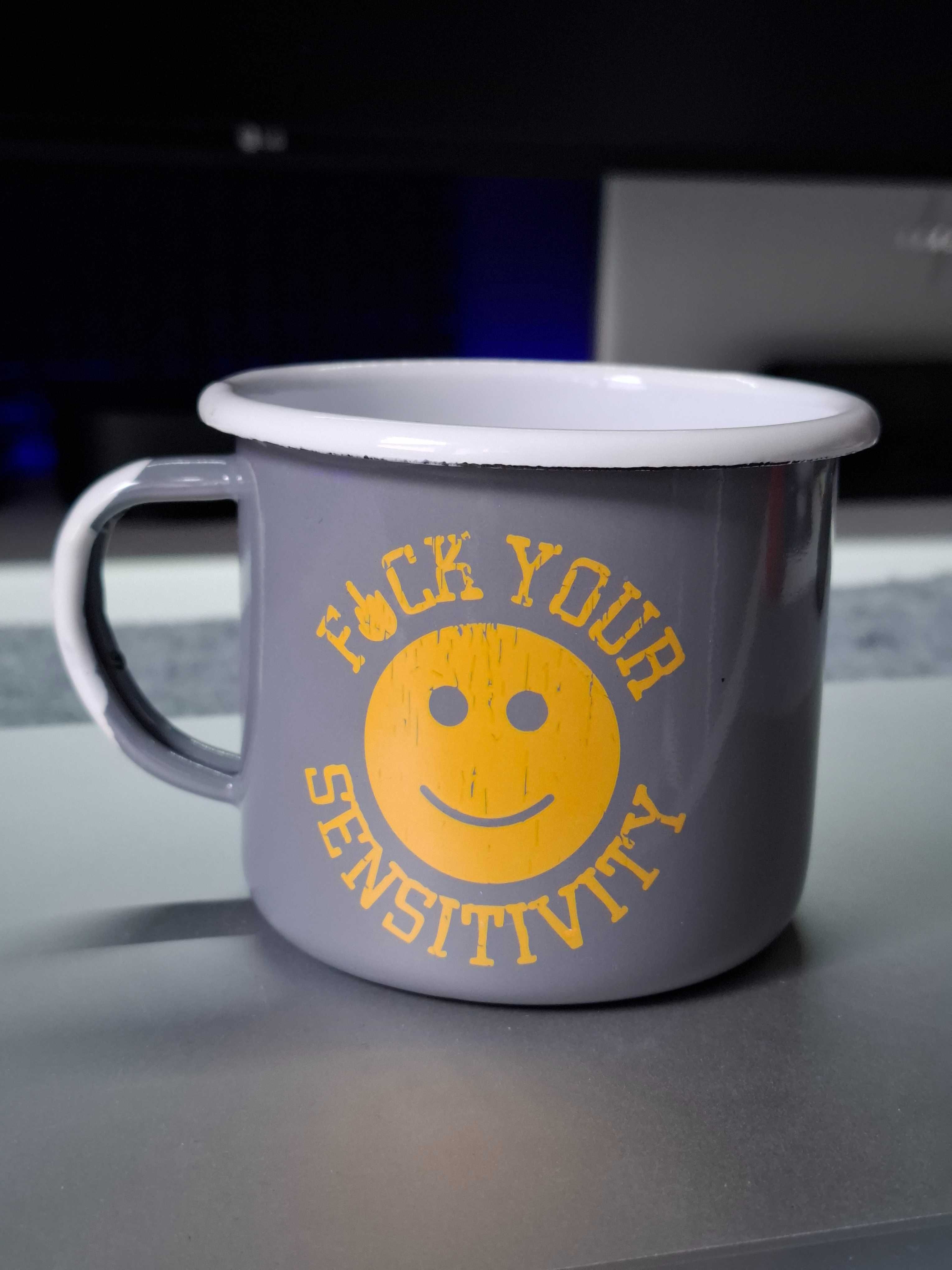 Nowy Kubek emaliowany "FCK Your Sensitivity" – 0,35 l – Czerwony