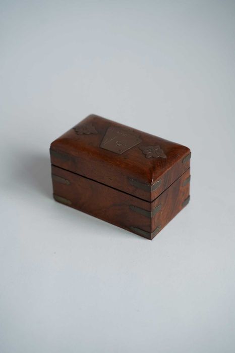 Pequenas peças decorativas em madeira