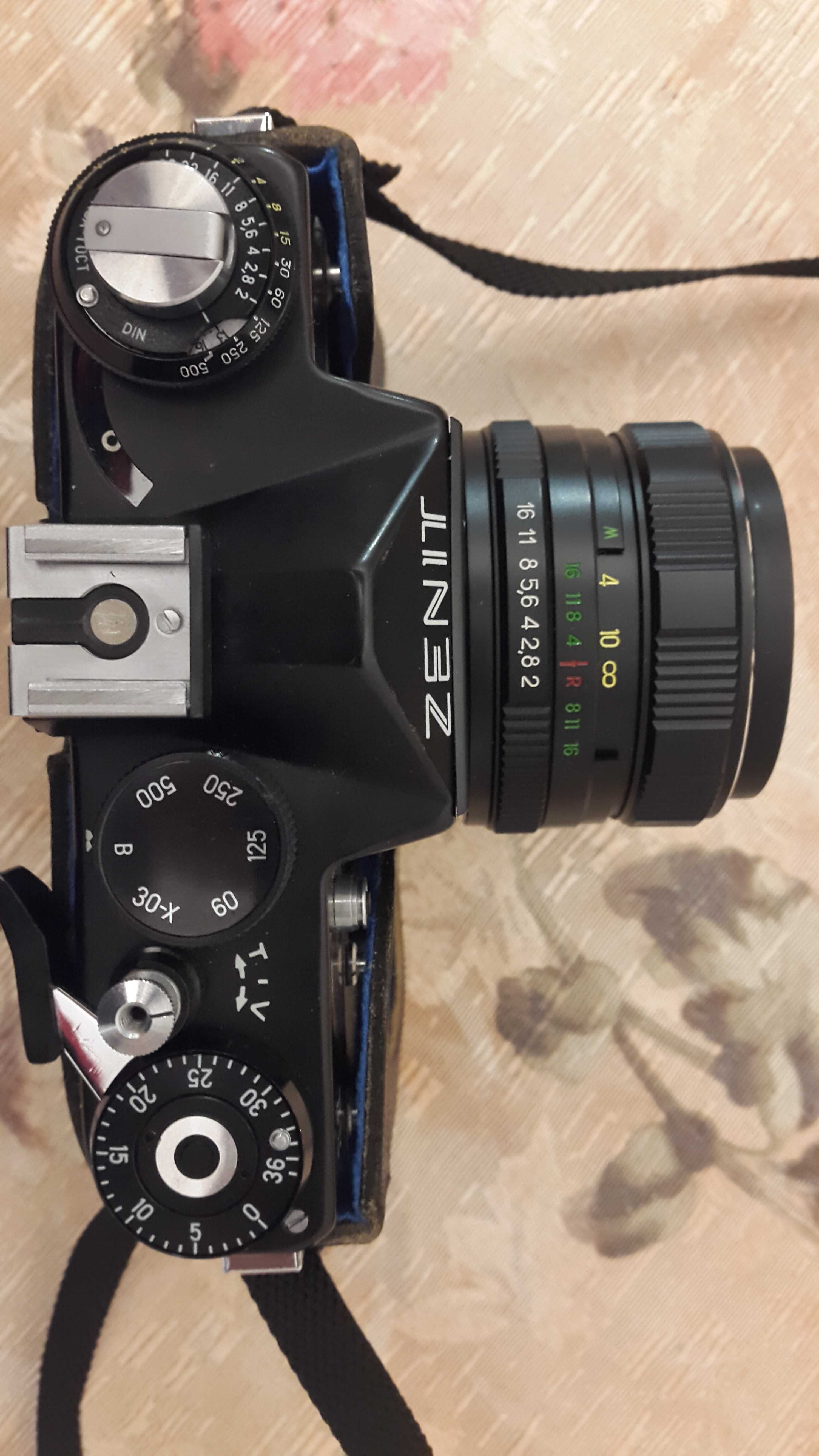 Фотоапарат Zenit 11 з об'єктивом MS Helios 44m-4 та вспишкою Saulute