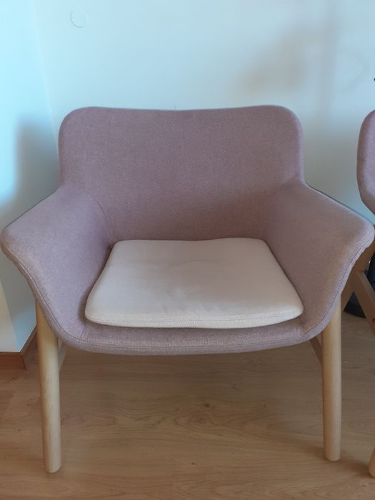 Poltrona Vedbo rosa Ikea cada uma 180€