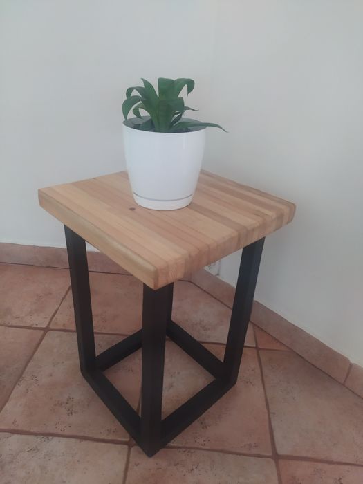 Stoliczek Pomocniczek - rękodzieło z odzyskanego drewna