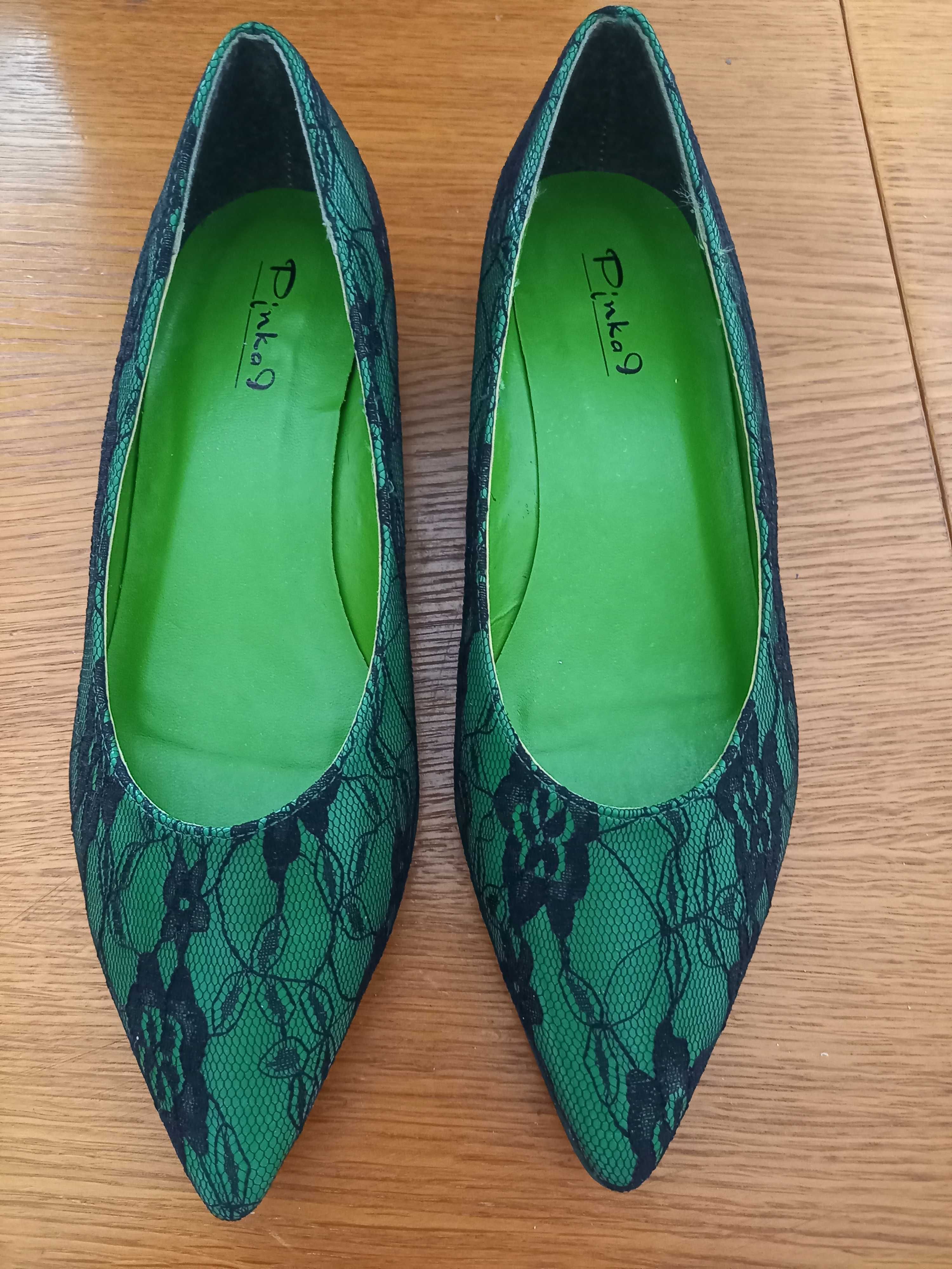 Sapatos verdes com renda