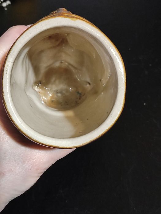 Ceramiczny Wazon, doniczka - głowa pełna kwiatow