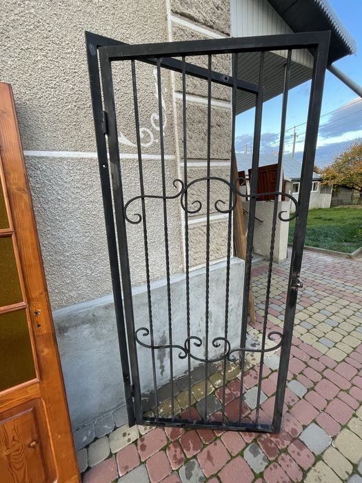 Двері , грати , хвіртка , захист ,вуличний захист , ґрати.
