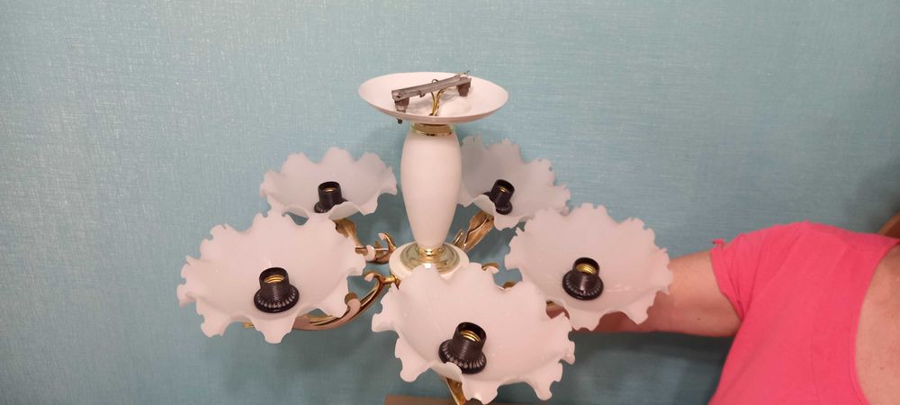 Продам белую люстру на 5 плафонов в хорошем состоянии