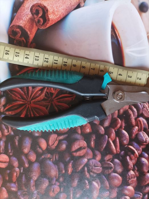 Когтерез и шприц