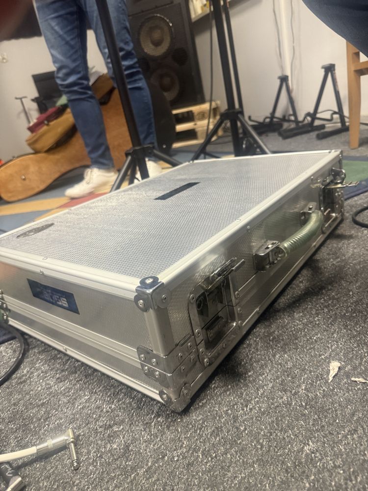 Pedalboard z kaczka i efektami Boss