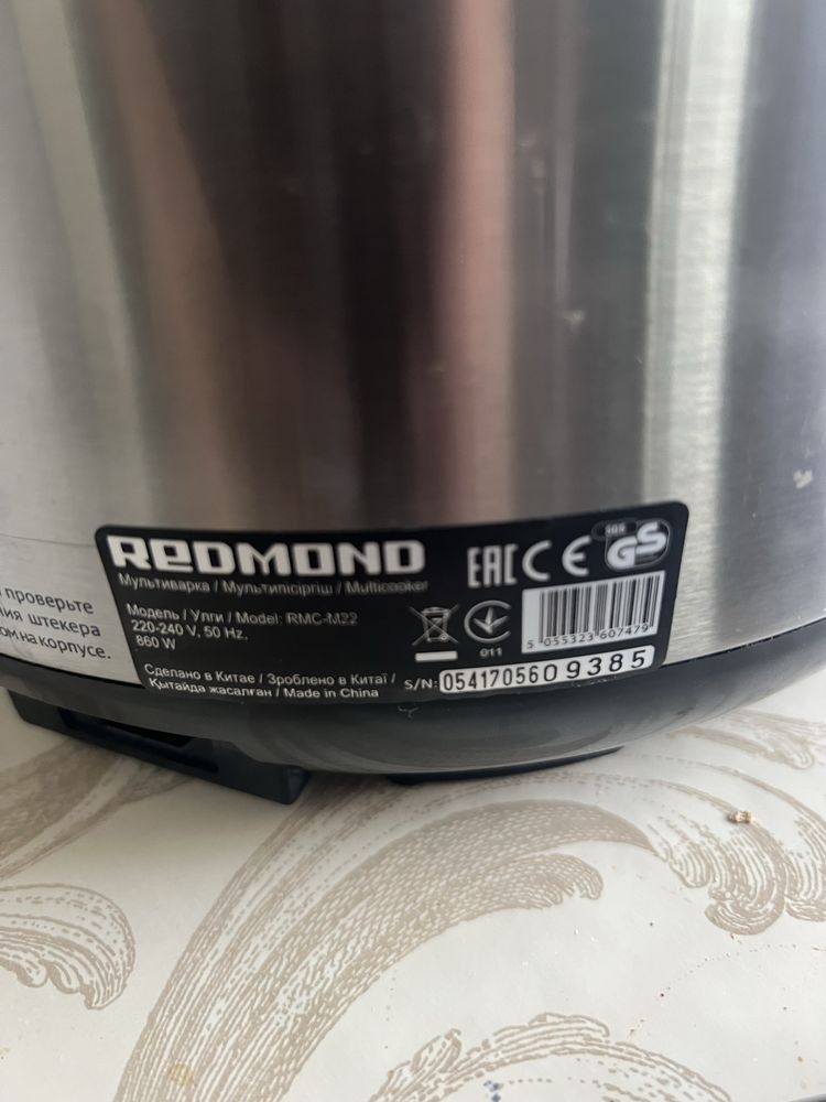 Мультіварка REDMOND RMC-M22 майже нова с чашею