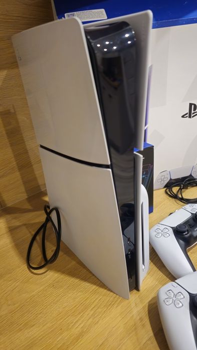 Playstation 5 slim z napędem dysk 1 tb 2 pady i ładowarka + gra