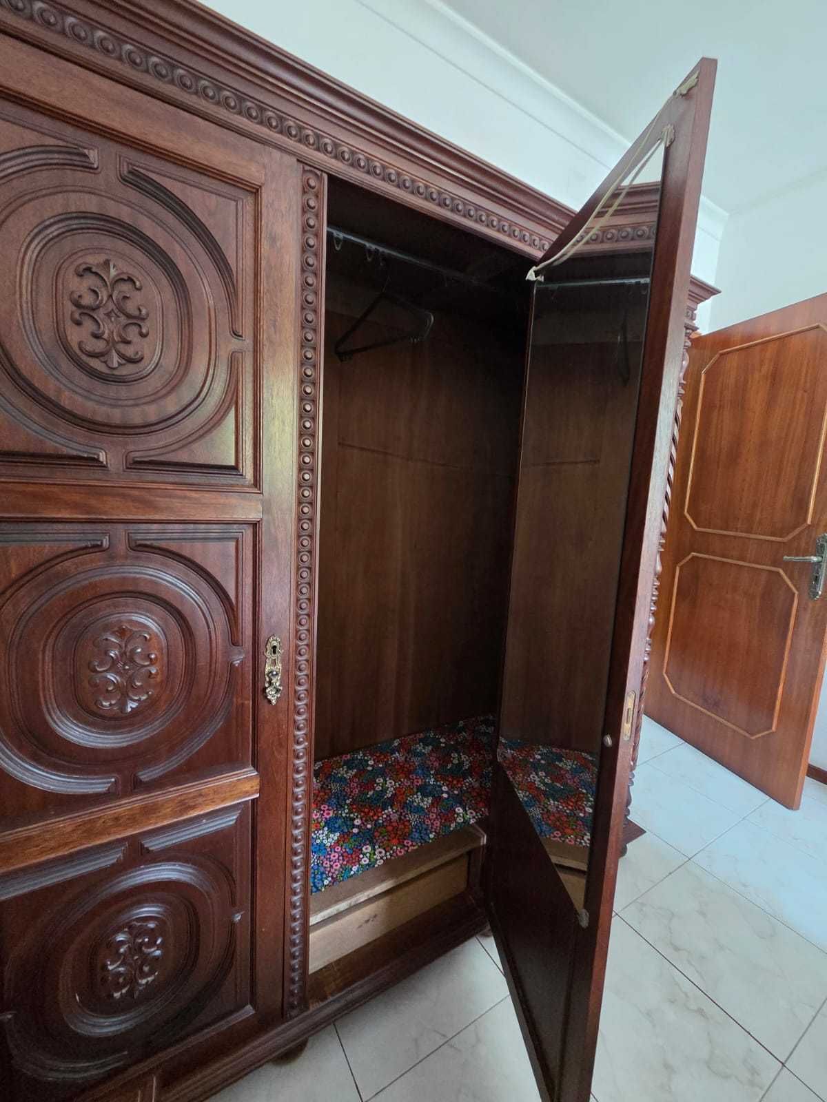 Roupeiro / Guarda-Roupa 3 Portas em Madeira Maciça Entalhada