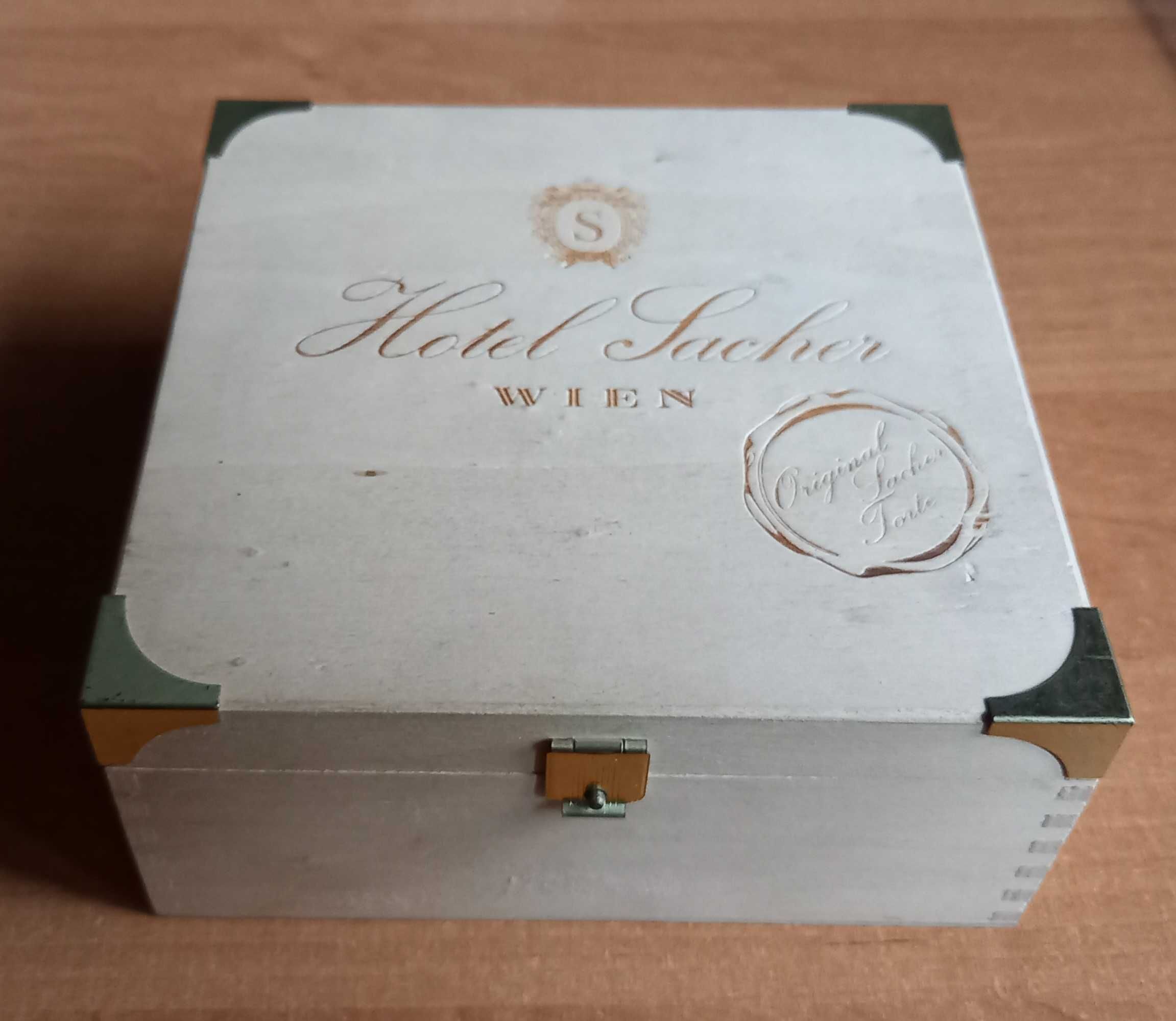 austriackie oryginalne pudełko lekkie drewniane po SacherTorte