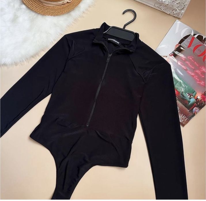 Чорне боді на замку