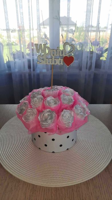 Bukiet z róż ze satynowej wstążki