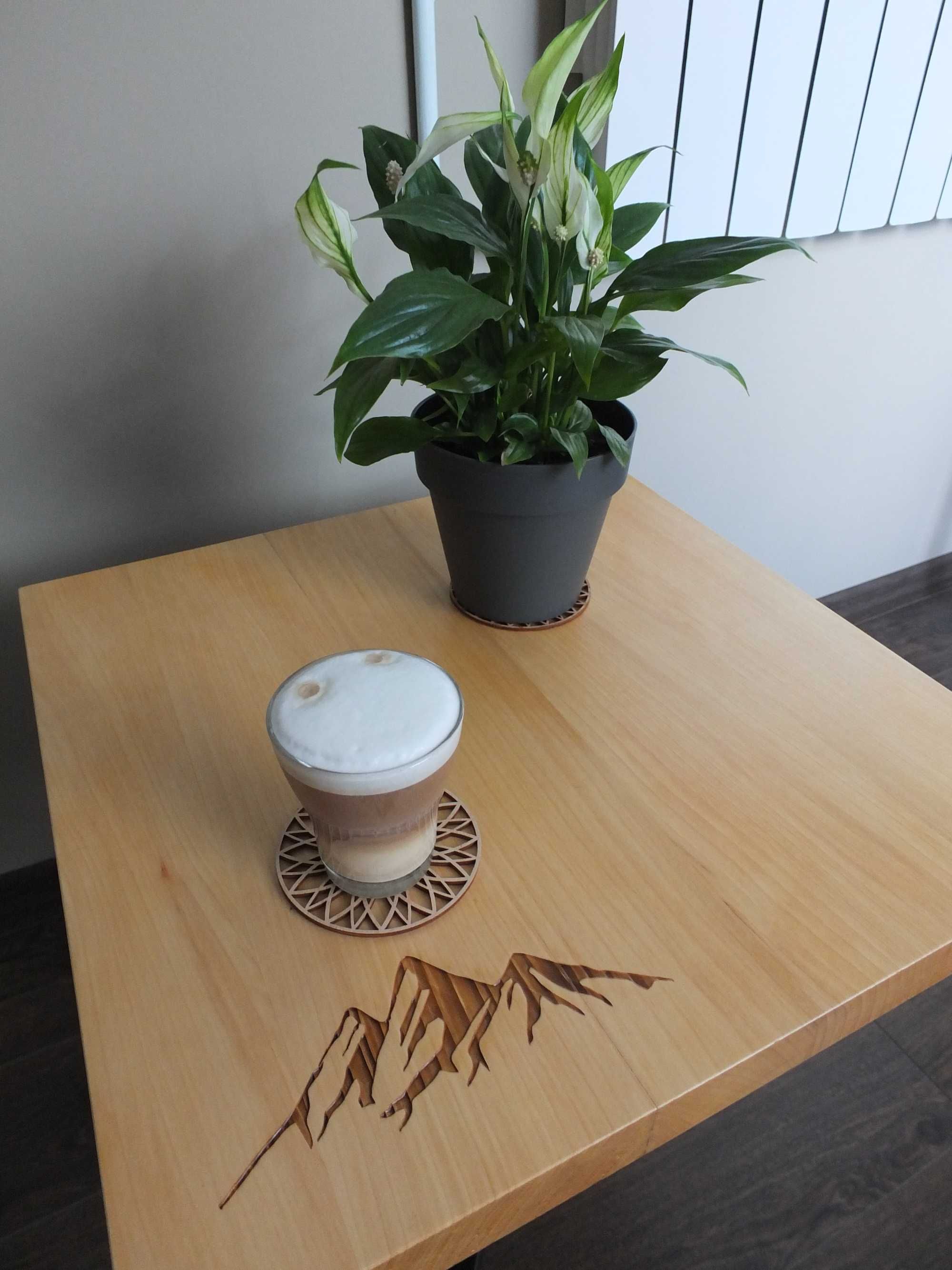 Stolik kawowy z motywem górskim- jodłowy