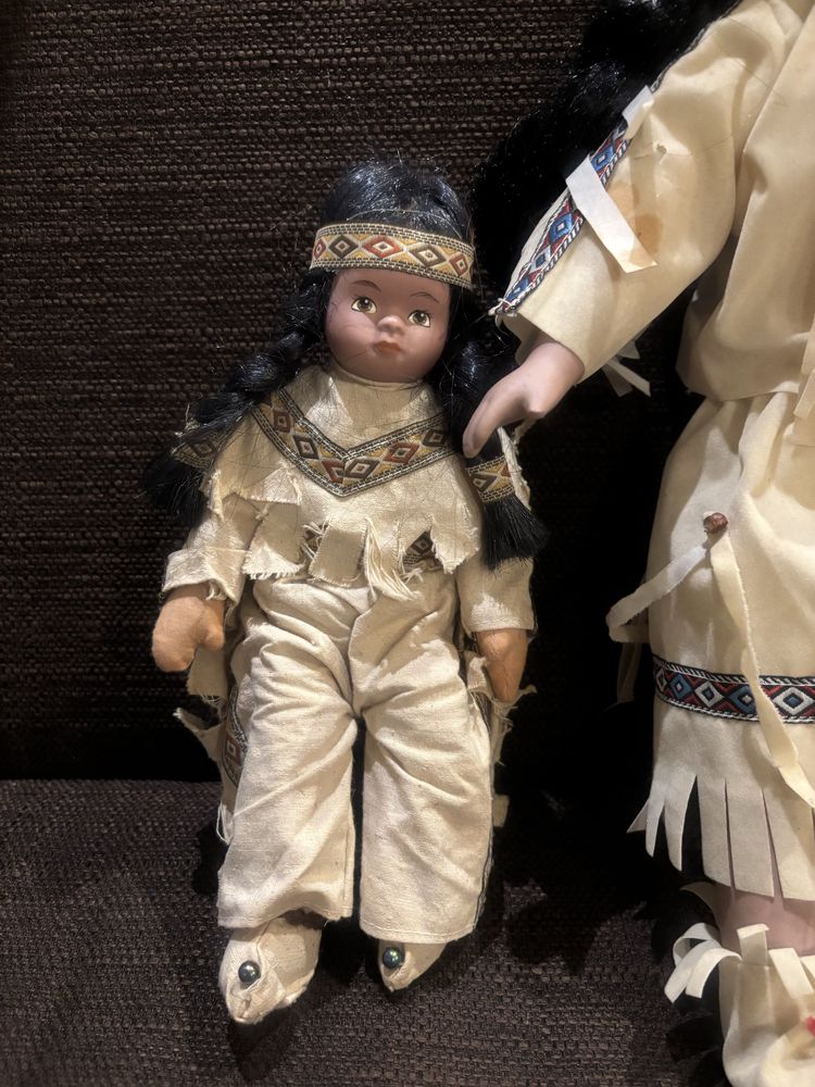Lalki indianki w oryginalnym ubraniu.