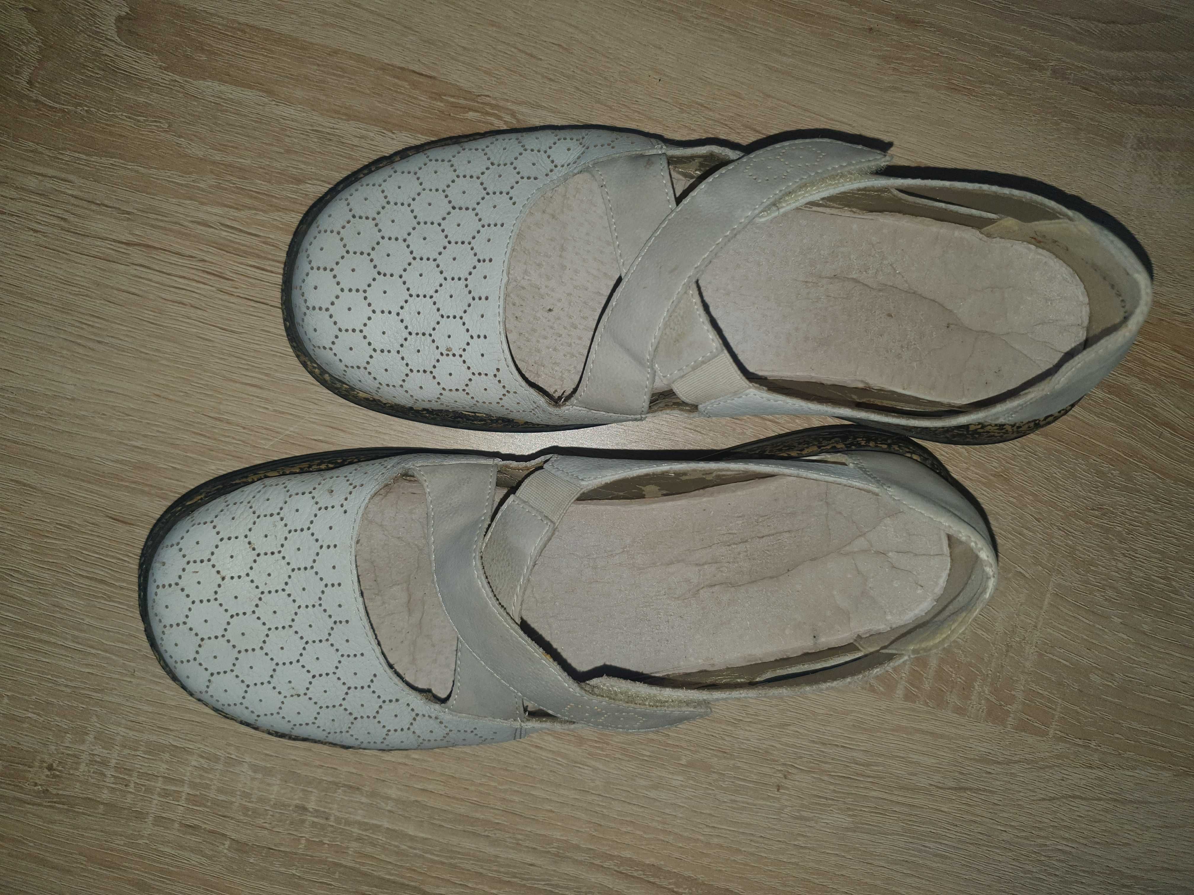 półbuty ze skóry Rieker r.37, kremowe.